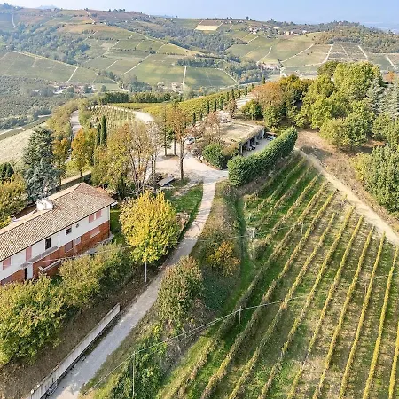 A Family In The Heart Of The Langhe! Feriehus